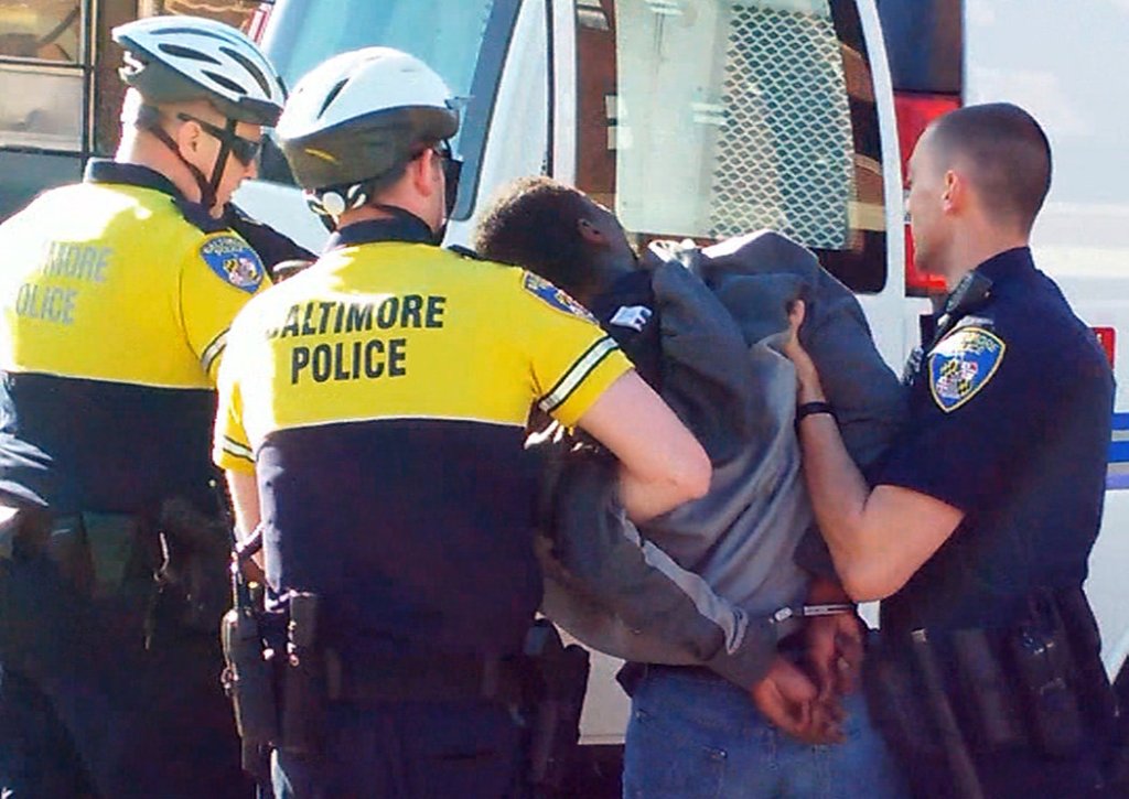 US Polizeibeamte platzieren eigenhändig Drogen..bodycam&nbsp;Aufnahme