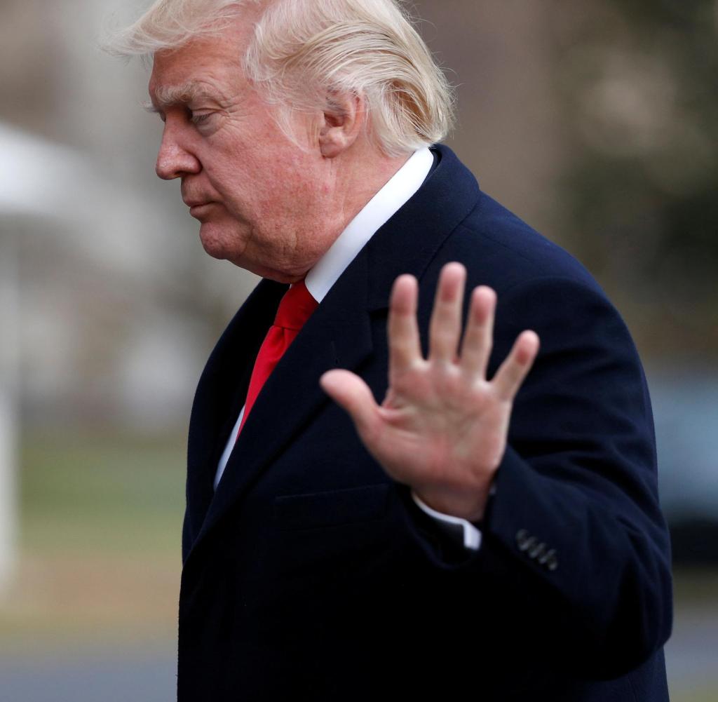 U-S-President-Donald-Trump-waves-as-he-walks-from-Marine-One-upon-his-return-to
