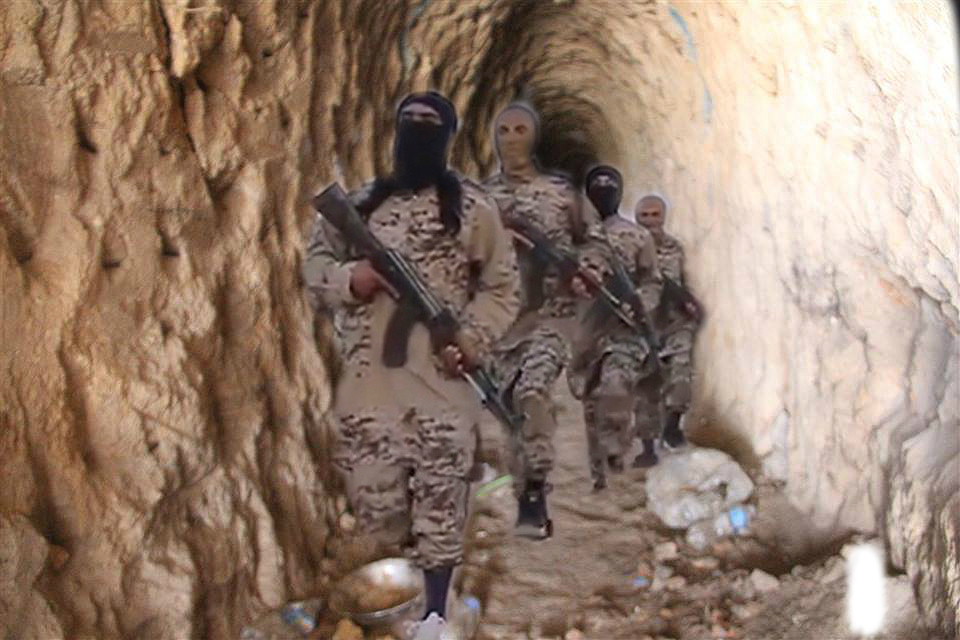 Videos: Tunnelsysteme der ISIS in Deir ez-Zor. SAA erbeutet Waffen und&nbsp;Lebensmittel