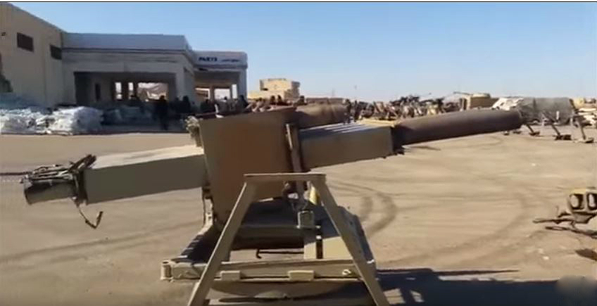 Video: Syrische Armee stellt jüngst beschlagnahmte Waffen von ISIS-Terroristen aus.