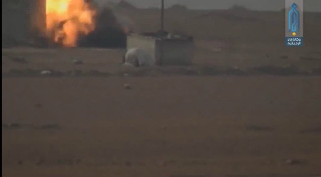 Video: Al-Qaida Terroristen pulverisieren mit ATGM eine Stellung der ISIS in Nord-Osten von&nbsp;Hama