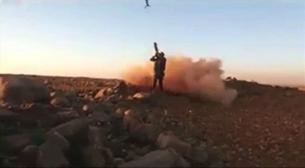 Video: Al-Qaida Terroristen schießen Syrischen Kampfjet mit Manpad-Rakete&nbsp;ab