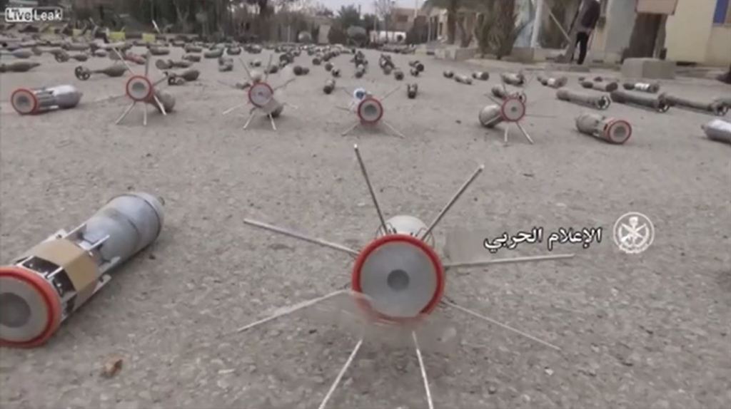 Video: Syrische Armee entdeckt immer noch Tausende von Waffen der ISIS-Terroristen