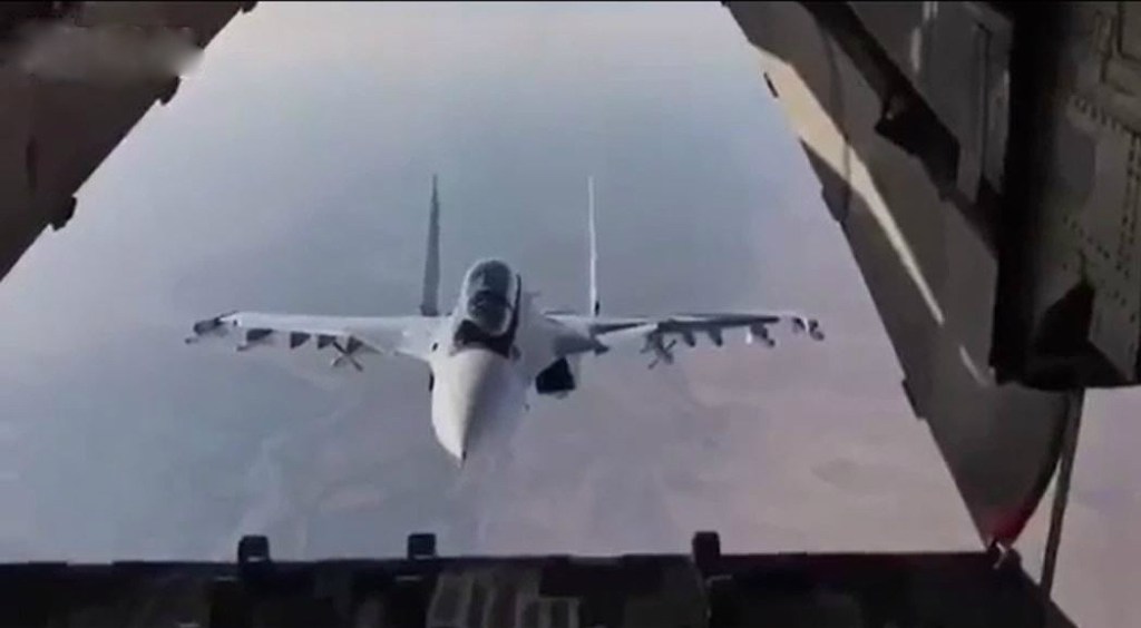 Video: Spektakuläre seltene Aufnahme von Flugmanöver eines Russischen Kampfjets.&nbsp;Sehenswert!