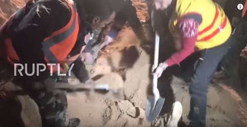 Video: Syrische Kräfte entdecken von der ISIS hinterlassene Massengräber in&nbsp;West-Raqqa