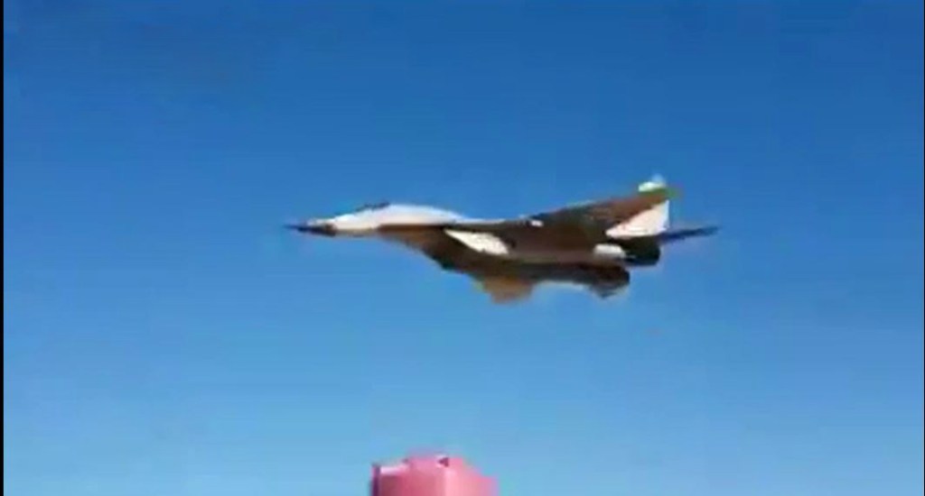 Video: MIG-29 Kampfjet salutiert mit tiefem Überflug, Syrischen&nbsp;Soldaten