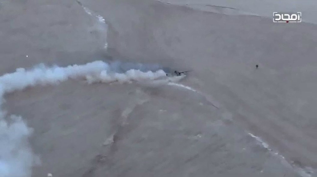 Video: Hayat Tahrir al Sham Jihadisten machen im Panzer, Jagd auf ISIS-Terroristen