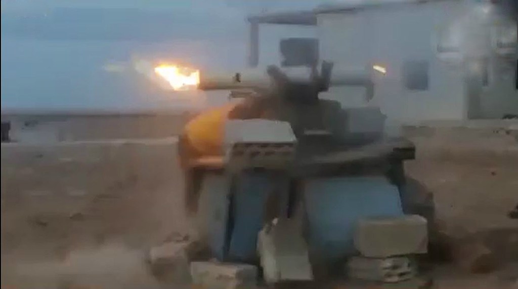 Video: Al-Qaida Terroristen treffen mit ATGM Panzerturm eines T-72 der SAA, und setzen ihn außer&nbsp;Gefecht
