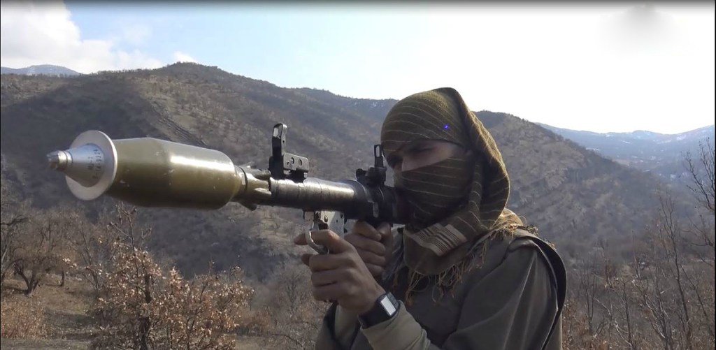 Video: Sikorsky S-70A Helikopter der Türkischen Armee, weicht einer von PKK-Terroristen abgefeuerten, Rakete&nbsp;aus