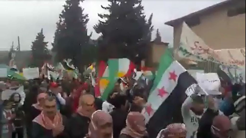 Video: YPG und FSA-Terroristen marschieren 2012 in Afrin, gemeinsam gegen&nbsp;Assad
