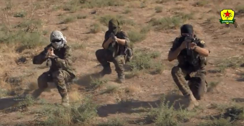 Videos: In Manbij brechen Proteste aus nachdem die SDF zwei Zivilisten töteten und&nbsp;enthaupteten