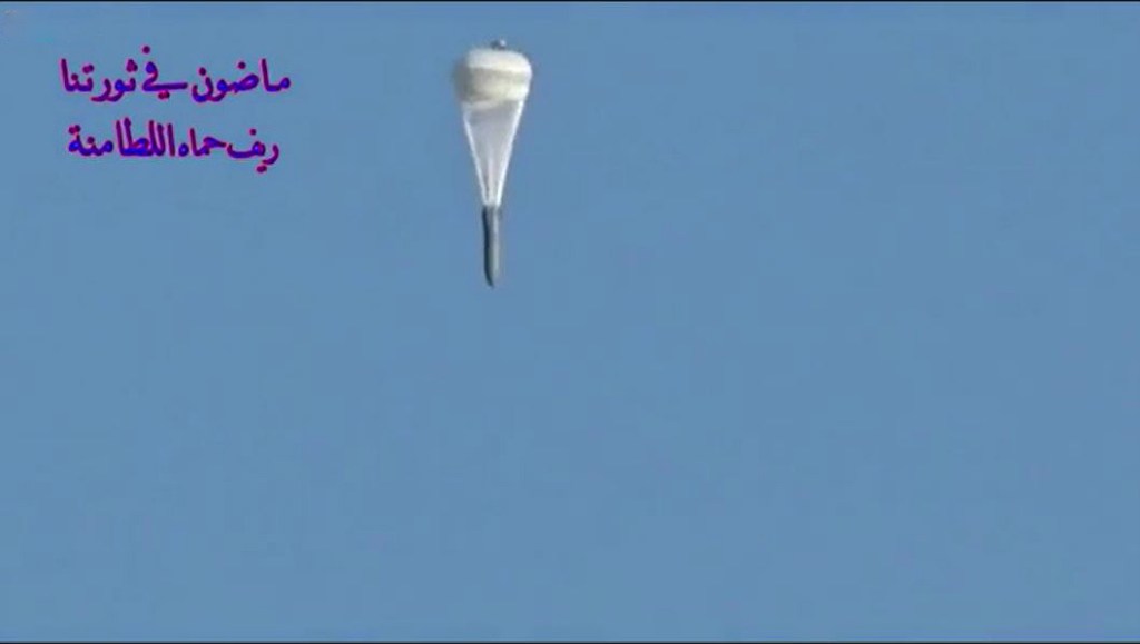 Video: Russischer Fallschirmbomben-Teppich auf Terroristen-Stellungen