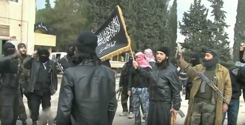 Video: 340 ISIS-Mitglieder haben sich angeblich der Hayat Tahrir al Sham und Türkisch-gestützten Rebellen, in Süd-Idlib&nbsp;ergeben