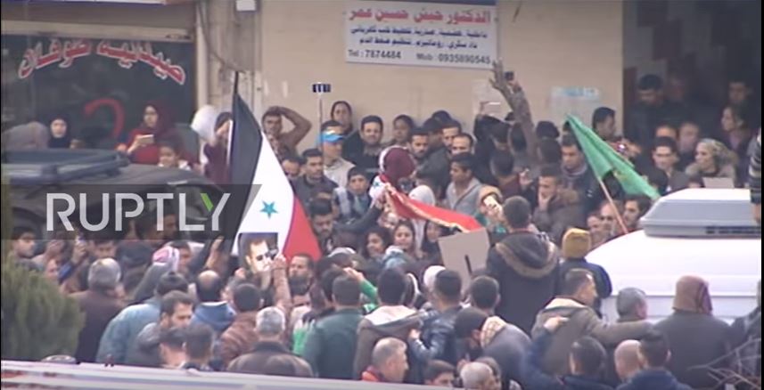 Videos: Regierungstreue Demonstration in Afrin. Weitere Kolonne regierungstreuer Kämpfer rückt in die Region&nbsp;ein.