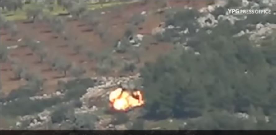 Video: YPG Milizionäre setzen mit Panzerabwehrlenkwaffe FSA-Fahrzeug im Syrischen Afrin außer&nbsp;Gefecht