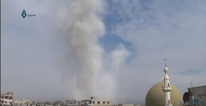 Videos: Regierungskräfte nehmen Terroristen-Stellungen in Ost-Ghouta massiv unter Beschuss. Terroristen-Basis Harasta&nbsp;eliminiert