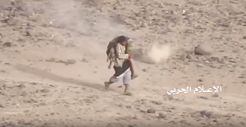 Video: Houthi-Kämpfer schleppt im Jemen seinen angeschossenen Kameraden aus der Gefahrenzone.&nbsp;Sehenswert!