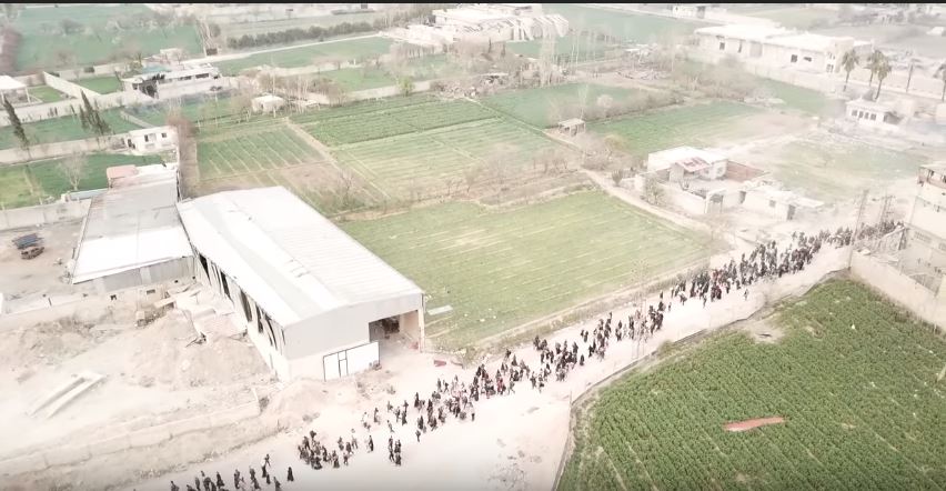Video: Sehenswerte Drohnen-Aufnahmen zeigen wie Tausende Menschen über einen humanitären Korridor, Ost-Ghouta&nbsp;verlassen.