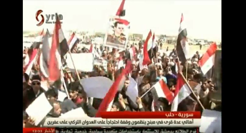 Video: In Manbij protestieren Tausende regierungstreue Syrer, gegen die türkische Invasion von&nbsp;Afrin