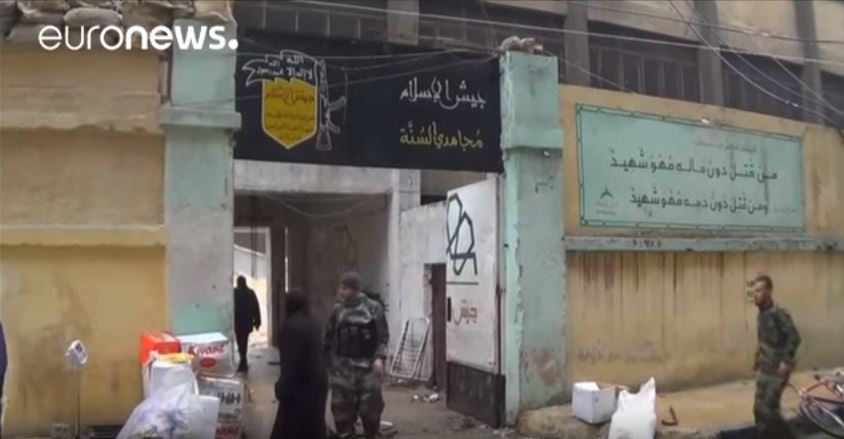 Video: Nach der Befreiung eines Ortes in Aleppo bezichtigten Bewohner die Terroristen ihnen die Nahrung entzogen zu haben&nbsp;(2016)