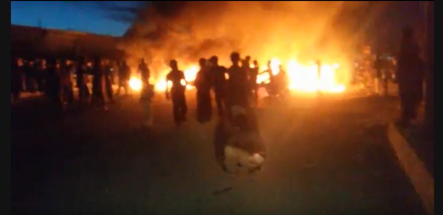 SDF bestätigen den Bau von US-Basis nahe des größten syrischen Ölfelds , während Syrer gegen die Präsenz der SDF in Raqqa protestieren&nbsp;(Video)