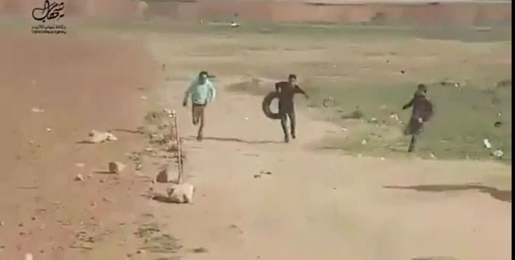 Video: Israelische Scharfschützen töten unbewaffneten Palästinenser an der Grenze vom Gazastreifen..(18+!!)