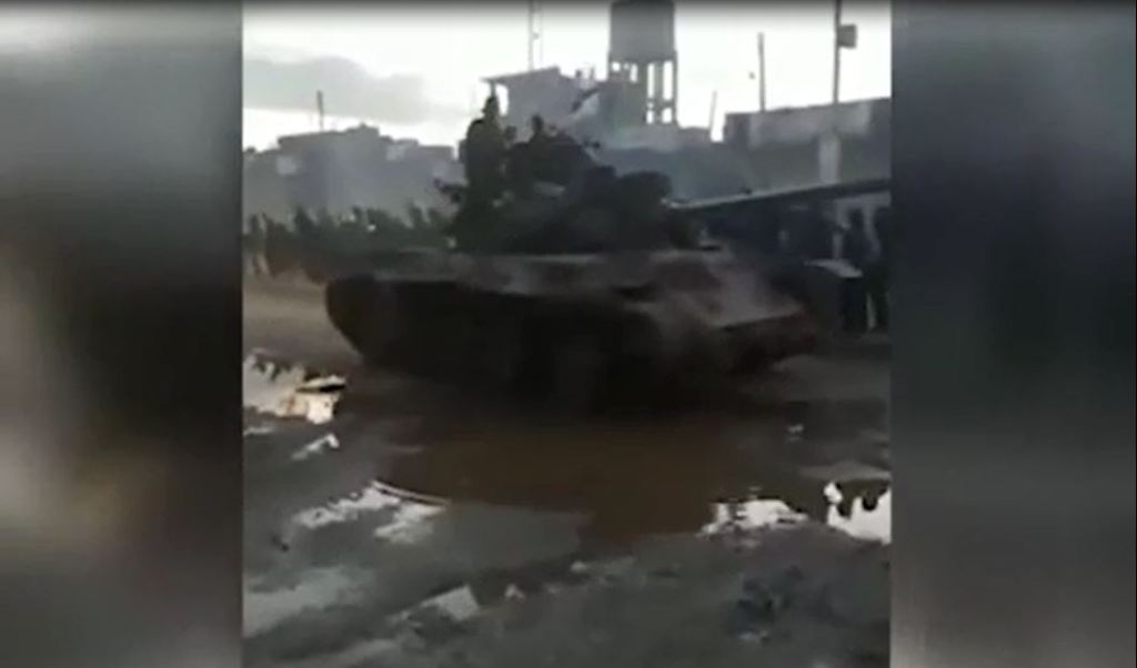 Video: Hayat Tahrir al Sham paradiert nach Sieg über die Befreiungsfront Syriens, auf den Strassen von Hazanu in&nbsp;Idlib