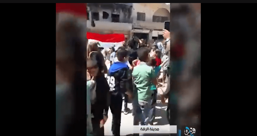 Video: Regierungstreue Demo im von SDF und US-Kräften besetzten Raqqa in&nbsp;Syrien