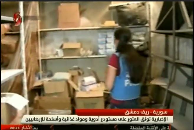 Video: SAA entdeckt in Ost-Ghouta ein von Terroristen genutztes Lager das bis zum Rand gefüllt mit Medikamenten, Nahrung und Waffen&nbsp;ist.