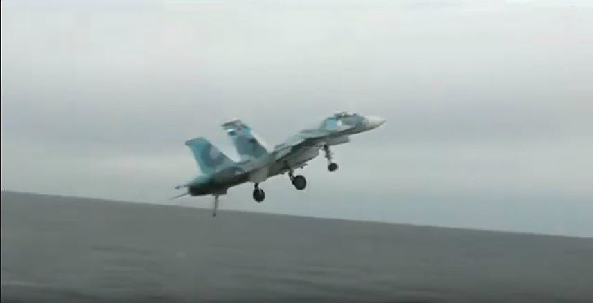 Video: Russische Kampfjets hämmern Al-Qaida Stellungen an der türkischen Grenze&nbsp;weg.
