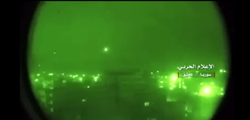 Video: Syrische Luftabwehr fängt dutzende Raketen des israelischen Aggressors über Damaskus&nbsp;ab