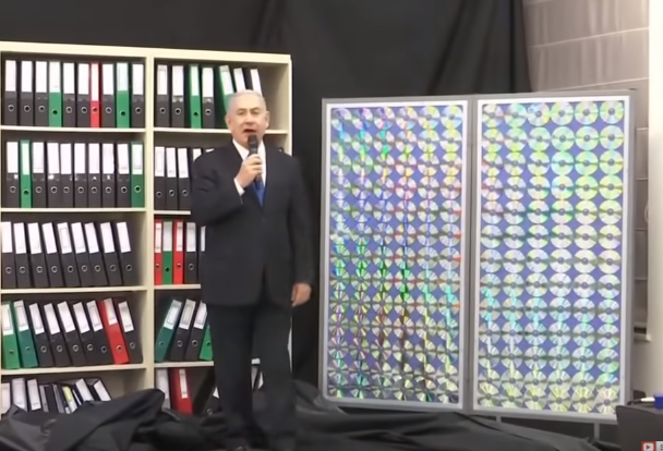 „Bibi“ Netanyahu will mit lächerlicher Anti-Iran Präsentation die Welt hinters Licht führen. (Reaktionen, Videos,&nbsp;Analyse)