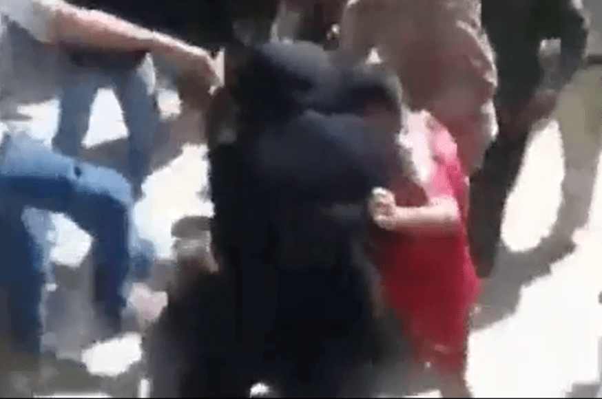 Video: Süd-Damaskus- Einwohner spüren einen ISIS Kämpfer auf und lynchen ihn