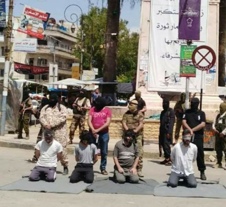 „Moderate“ HTS exekutiert öffentlich vier Zivilisten, im Zentrum von Idlib